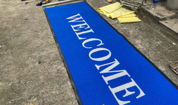 Thảm chùi chân nhựa rối phun chữ và cắt theo kích thước yêu cầu