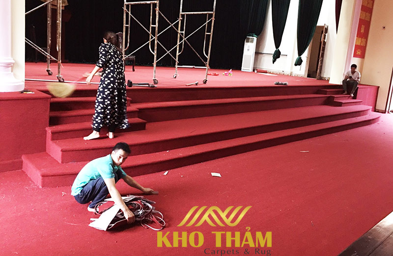 Thảm màu đỏ trải hội trường