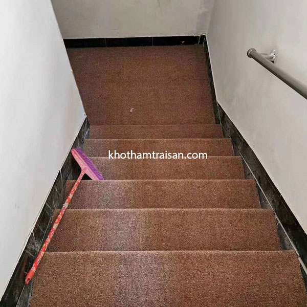 Thảm một màu nâu trải cầu thang