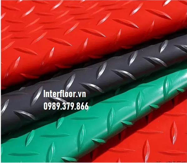 Thảm nhựa múi khế hình que diêm màu xanh đỏ ghi