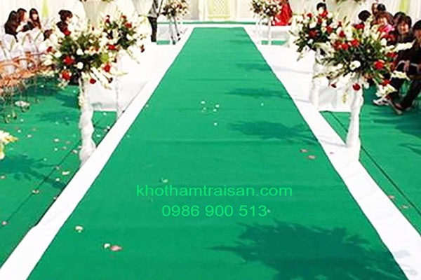 Thảm nỉ xanh lá trải tiệc cưới