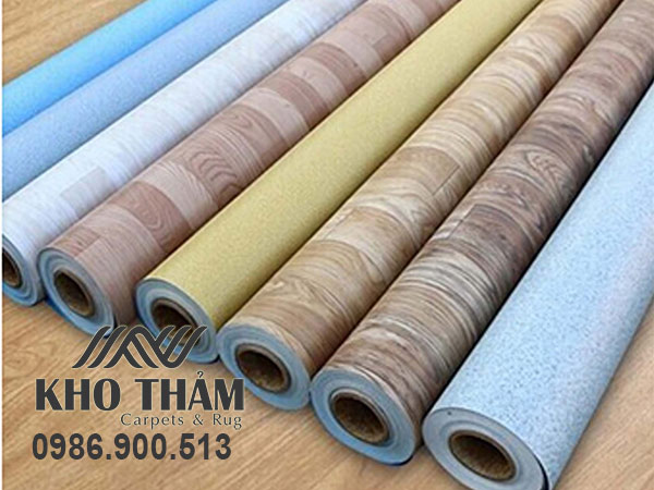 Thảm nhựa simili màu xám mỏng nhẹ được nhiều người ưa chuộng