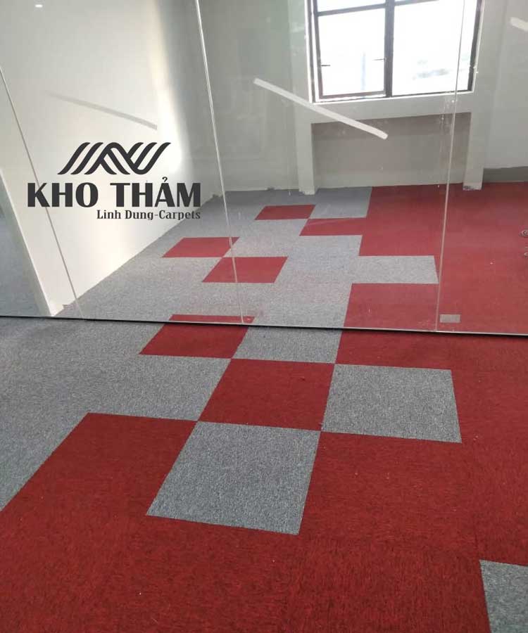 Thảm tấm màu đỏ trải sàn văn phòng