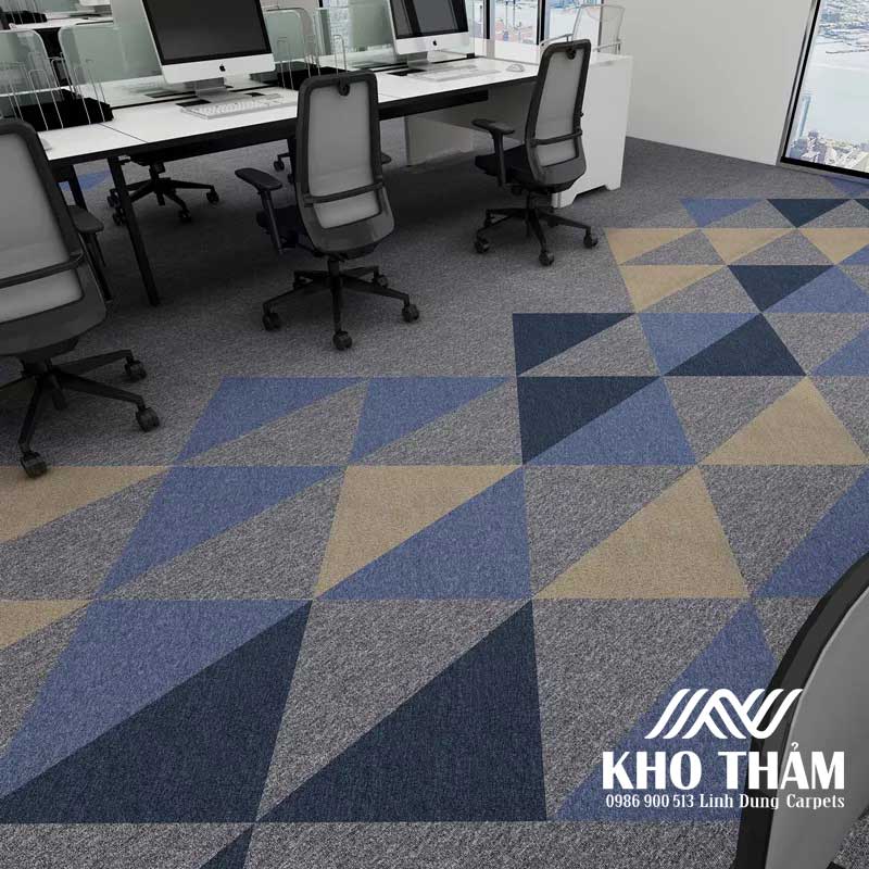 Thảm tấm ghép giữa các màu xanh, vàng, màu ghi và màu đen, rất đẹp.