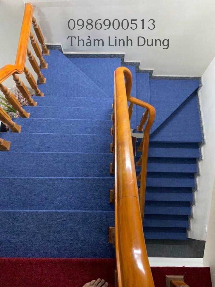 Thảm cầu thang màu xanh 