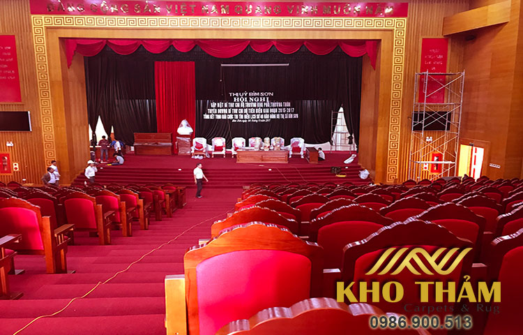 Thảm đỏ trải hội trường.