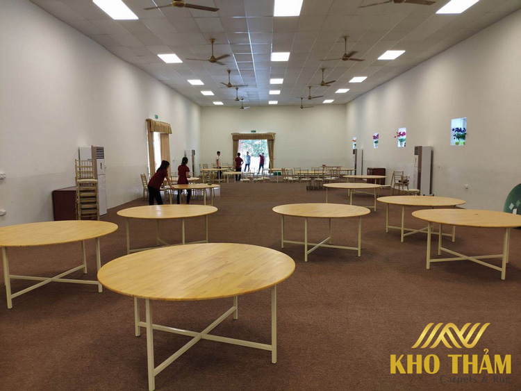 Thảm trải sàn màu nâu